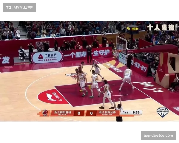 【2026年4月CBA联赛·赛中·花絮特写：浙江主场球迷用手机灯光点亮看台，为受伤球员祝福